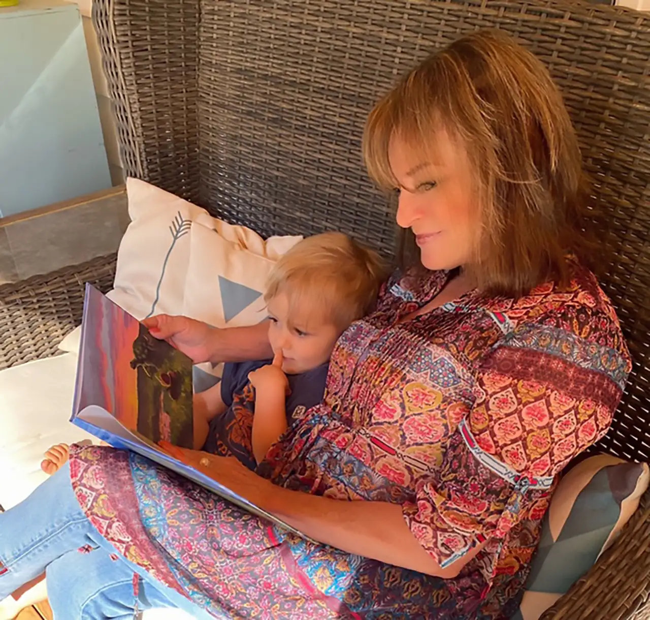 Main Image Supporting the Content of Comments